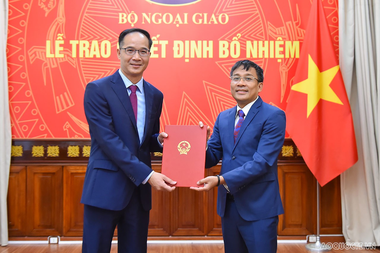 Tại buổi lễ, Thứ trưởng Thường trực Bộ Ngoại giao Nguyễn Minh Vũ trao quyết định tiếp nhận và điều động ông Trần Trường Thủy, nguyên Tham tán Công sứ - Người thứ 2, Đại sứ quán Việt Nam tại Hàn Quốc, giữ chức Phó Vụ trưởng Vụ Biển, Ủy ban Biên giới quốc gia. Tại buổi lễ, Thứ trưởng Thường trực Bộ Ngoại giao Nguyễn Minh Vũ trao quyết định tiếp nhận và điều động ông Trần Trường Thủy, nguyên Tham tán Công sứ - Người thứ 2, Đại sứ quán Việt Nam tại Hàn Quốc, giữ chức Phó Vụ trưởng Vụ Biển, Ủy ban Biên giới quốc gia.