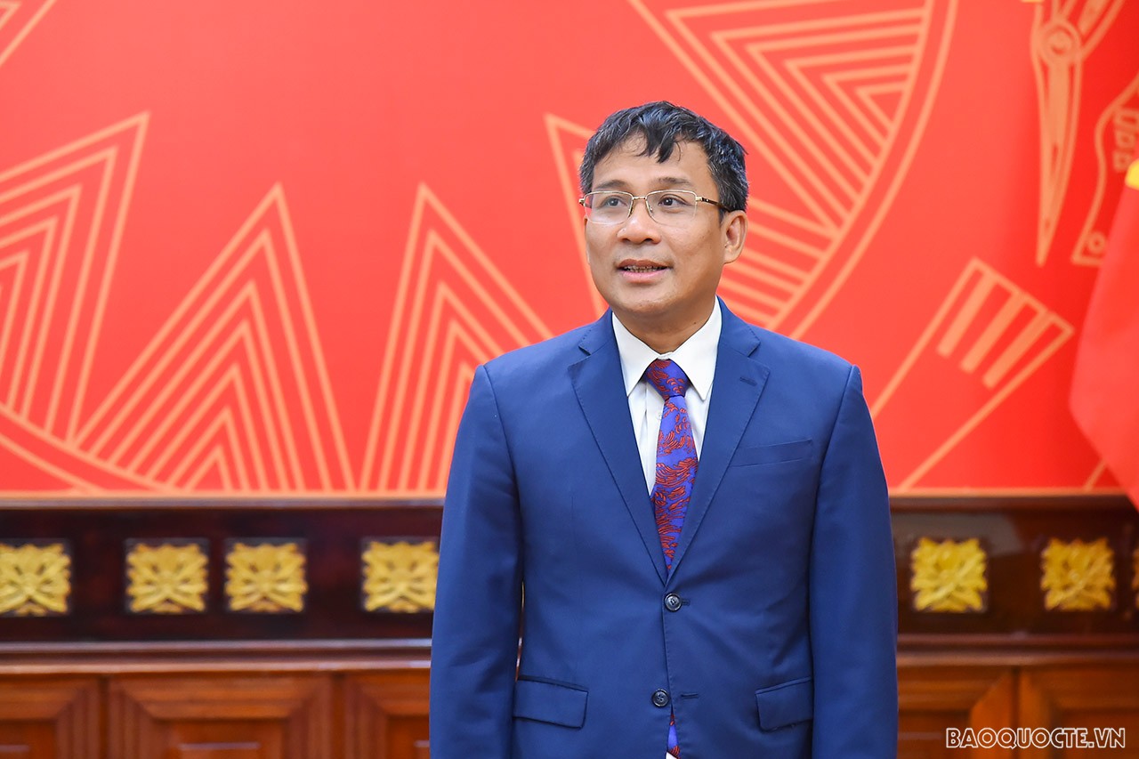 Phát biểu tại Lễ trao quyết định, Thứ trưởng Thường trực Bộ Ngoại giao Nguyễn Minh Vũ chúc mừng ông Trần Trường Thủy được điều động vào vị trí công tác mới, đồng thời nhấn mạnh, đây là sự tin tưởng của Ban cán sự Đảng Bộ, Lãnh đạo Bộ đối với năng lực, kinh nghiệm của các cán bộ được trao quyết định lần này. Phát biểu tại Lễ trao quyết định, Thứ trưởng Thường trực Bộ Ngoại giao Nguyễn Minh Vũ chúc mừng ông Trần Trường Thủy được điều động vào vị trí công tác mới, đồng thời nhấn mạnh, đây là sự tin tưởng của Ban cán sự Đảng Bộ, Lãnh đạo Bộ đối với năng lực, kinh nghiệm của các cán bộ được trao quyết định lần này.