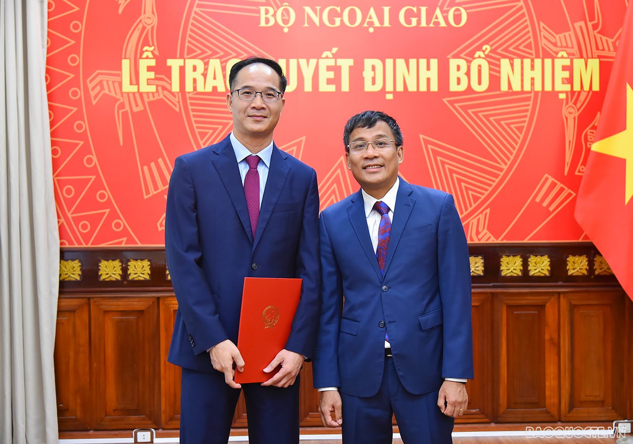 Trong bối cảnh tình hình Biển Đông còn nhiều diễn biến phức tạp, Thứ trưởng Thường trực tin tưởng, với bề dày kinh nghiệm công tác của mình, ông Trần Trường Thủy sẽ phát huy được năng lực, lãnh đạo và xây dựng tập thể đoàn kết, cùng đóng góp chung vào thành tựu đối ngoại của đất nước. Trong bối cảnh tình hình Biển Đông còn nhiều diễn biến phức tạp, Thứ trưởng Thường trực tin tưởng, với bề dày kinh nghiệm công tác của mình, ông Trần Trường Thủy sẽ phát huy được năng lực, lãnh đạo và xây dựng tập thể đoàn kết, cùng đóng góp chung vào thành tựu đối ngoại của đất nước.