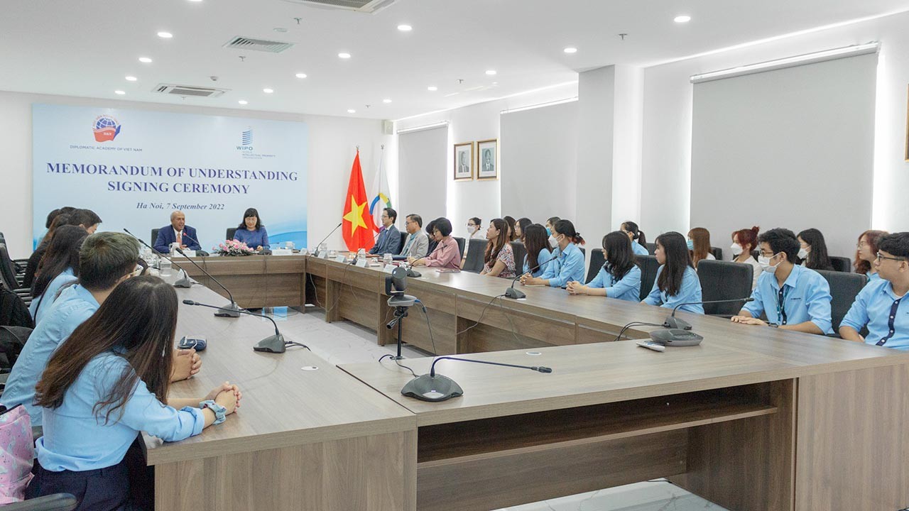 Phó Tổng Giám đốc WIPO Hasan Kleib đã tham dự và chia sẻ với giảng viên và sinh viên Khoa Luật quốc tế của Học viện Ngoại giao về chủ đề “Nâng cao nhận thức của thế hệ trẻ Việt Nam đối với sở hữu trí tuệ Học viện Ngoại giao ký bản ghi nhớ về hợp tác với Tổ chức Sở hữu Trí tuệ thế giới (WIPO)