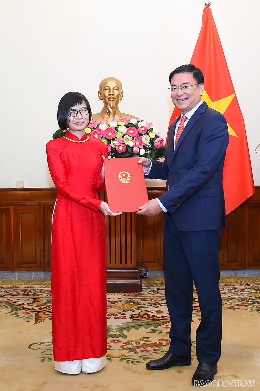 Tại buổi lễ, Thứ trưởng Ngoại giao Phạm Quang Hiệu trao quyết định bổ nhiệm và Tôn Thị Ngọc Hương, Quyền Giám đốc Trung tâm Đào tạo, bồi dưỡng cán bộ đối ngoại, Học viện Ngoại giao, giữ chức Giám đốc Trung tâm Đào tạo, bồi dưỡng cán bộ đối ngoại, Học viện Ngoại giao.