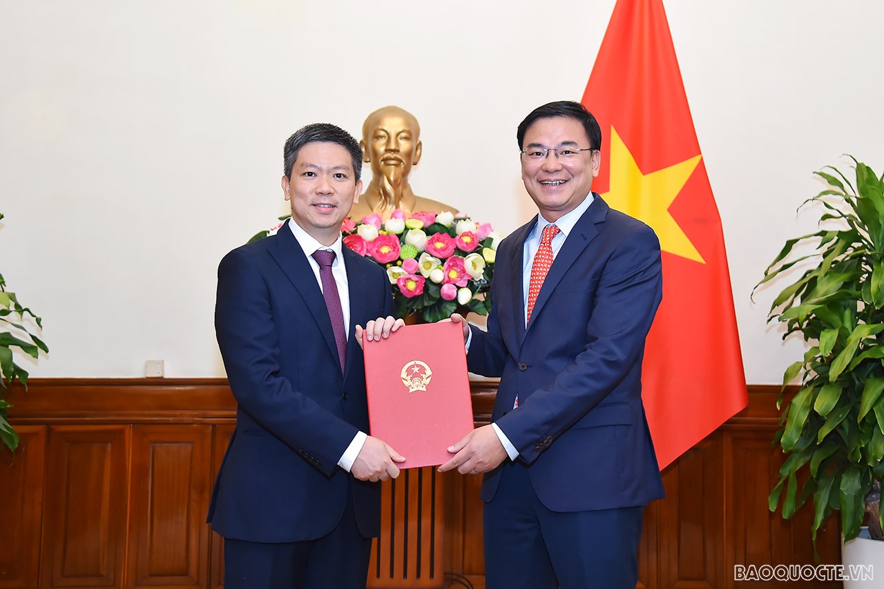 Thứ trưởng Ngoại giao Phạm Quang Hiệu trao quyết định bổ nhiệm ông Phạm Hoàng Long, Tập sự Phó Vụ trưởng Văn phòng Bộ, giữ chức Phó Vụ trưởng, Phó Chánh Văn phòng, Văn phòng Bộ.