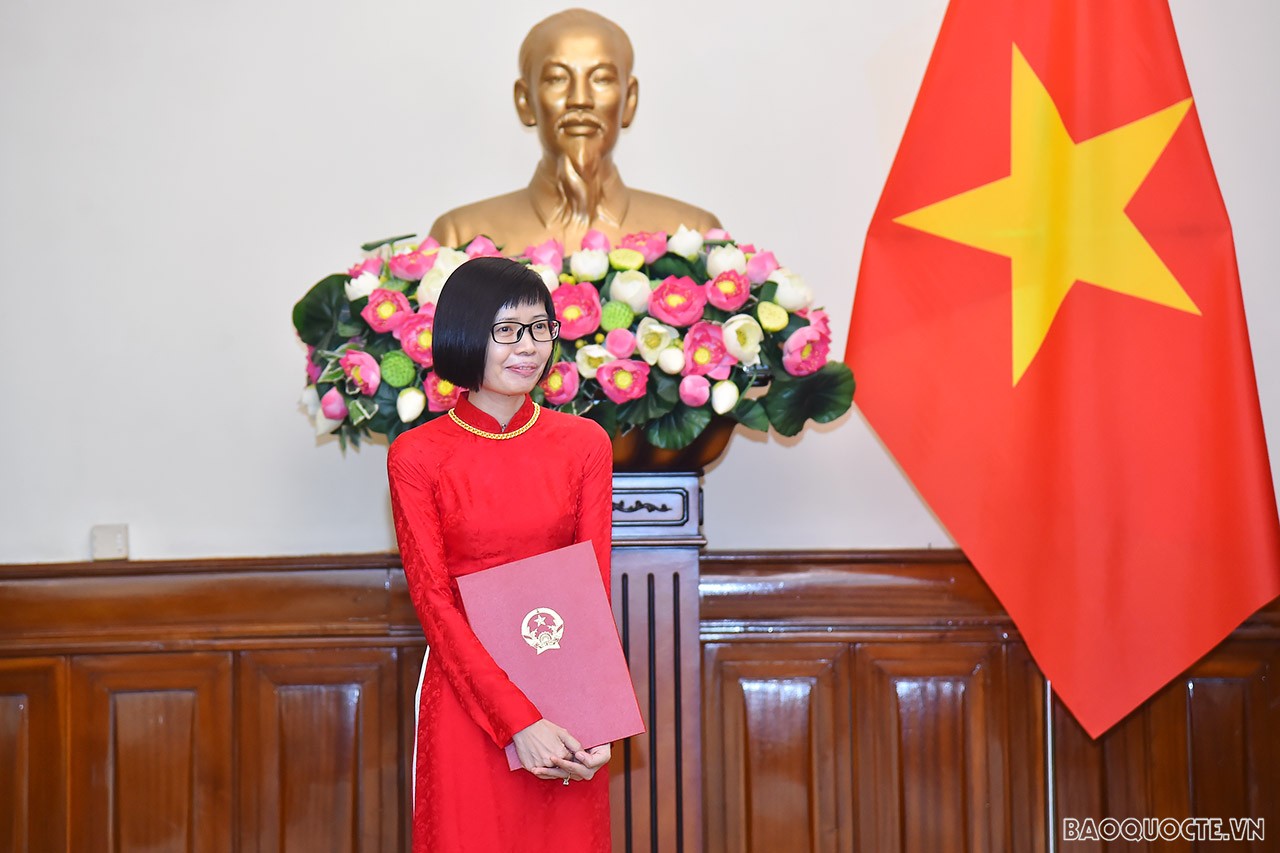 Thay mặt cho các cán bộ nhận quyết định, bà Tôn Thị Ngọc Hương bày tỏ vinh dự khi được Bộ trưởng và tập thể Lãnh đạo Bộ tin tưởng giao nhiệm vụ mới; khẳng định sẽ cố gắng hết sức mình để hoàn thành tốt công việc được giao, xứng đáng với sự tin cậy của Lãnh đạo Bộ.