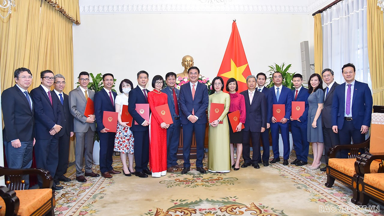 Tham dự buổi lễ trao quyết định có Vụ trưởng Vụ Tổ chức Cán bộ Trần Ngọc An; Chánh Văn phòng Bộ, Thư ký Bộ trưởng Nguyễn Hoài Nam và lãnh đạo một số đơn vị có liên quan của Bộ Ngoại giao. 