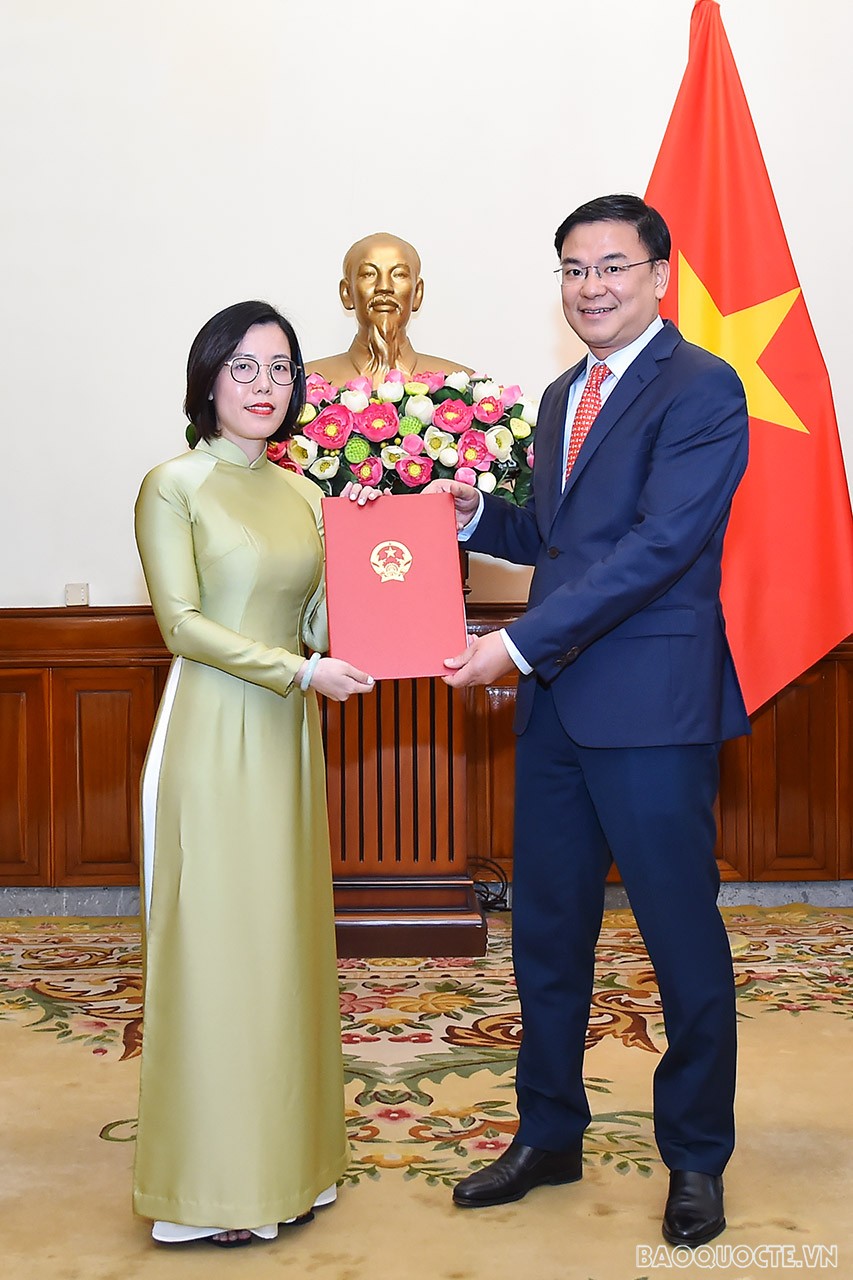 Thứ trưởng Ngoại giao Phạm Quang Hiệu trao quyết định điều động và bổ nhiệm bà Nguyễn Tạ Hà Mi, Tập sự Phó Vụ trưởng Văn phòng Bộ, giữ chức Phó Vụ trưởng, Phó Chánh Văn phòng, Ủy ban Nhà nước về người Việt Nam ở nước ngoài.