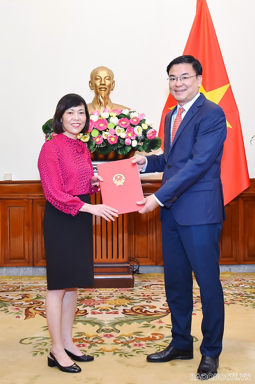 Cũng trong dịp này, thay mặt Ban Thường vụ, Đảng ủy Bộ Ngoại giao, Thứ trưởng Ngoại giao Phạm Quang Hiệu trao quyết định bổ nhiệm bà Lê Thị Hoa, Trưởng bộ phận Tổ chức Xây dựng Đảng, giữ chức Phó Trưởng Ban chuyên trách Ban Tổ chức Đảng ủy Bộ.