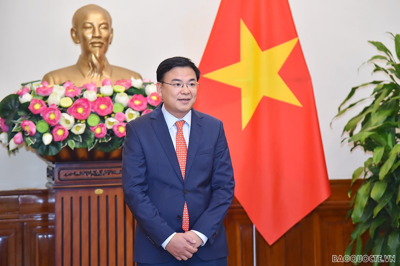 Phát biểu tại buổi lễ trao quyết định, Thứ trưởng Ngoại giao Phạm Quang Hiệu chúc mừng các cán bộ được bổ nhiệm, điều động vào vị trí công tác mới; đồng thời khẳng định, đây là sự tin tưởng của Ban cán sự Đảng Bộ, Lãnh đạo Bộ đối với phẩm chất, năng lực của cán bộ nhận quyết định lần này.