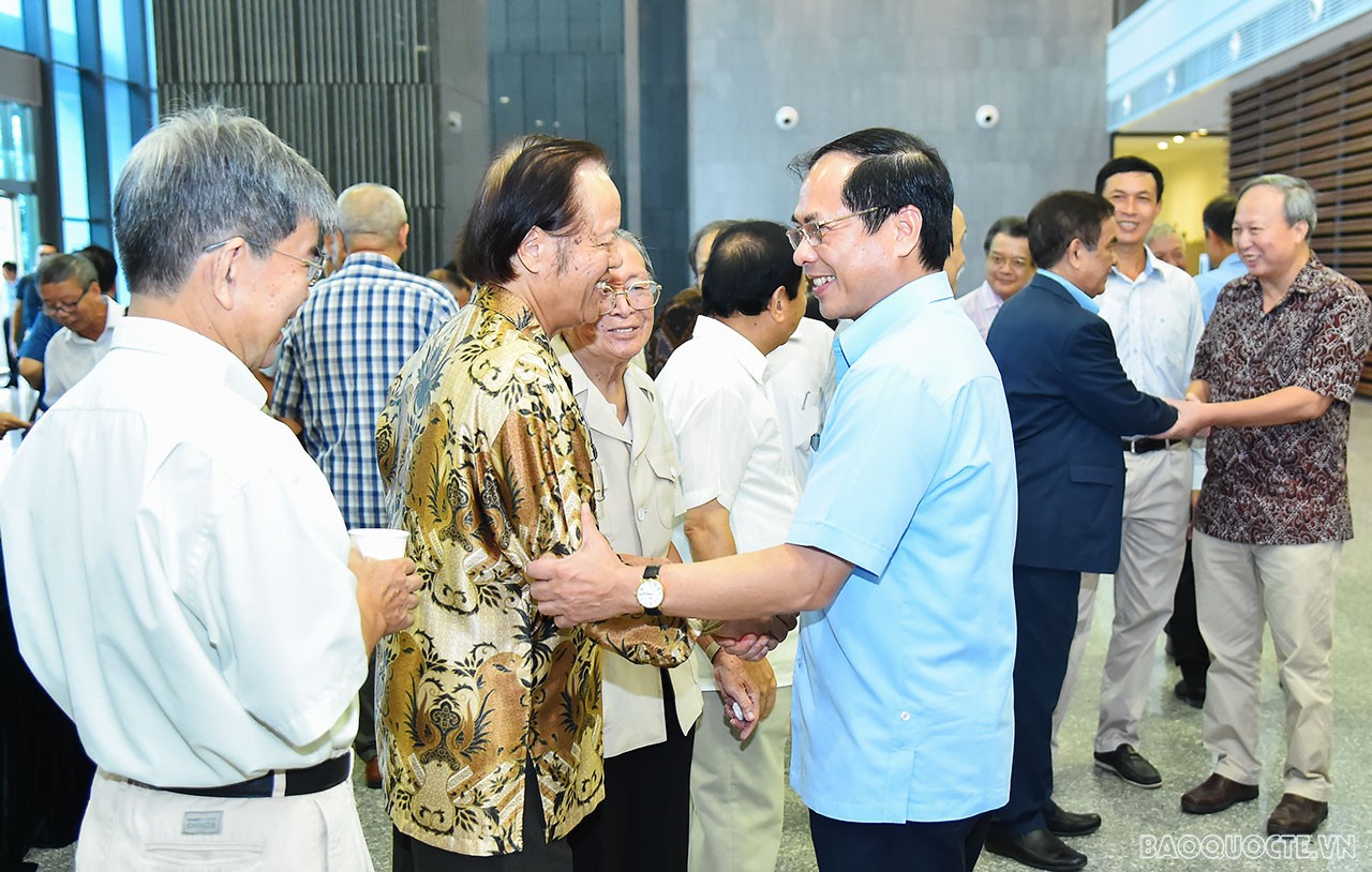 Bộ trưởng Bùi Thanh Sơn mong muốn các cán bộ lão thành tiếp tục truyền lửa cho các thế hệ cán bộ ngoại giao kế cận Bộ trưởng Bùi Thanh Sơn mong muốn các cán bộ lão thành tiếp tục truyền lửa cho thế hệ cán bộ ngoại giao kế cận