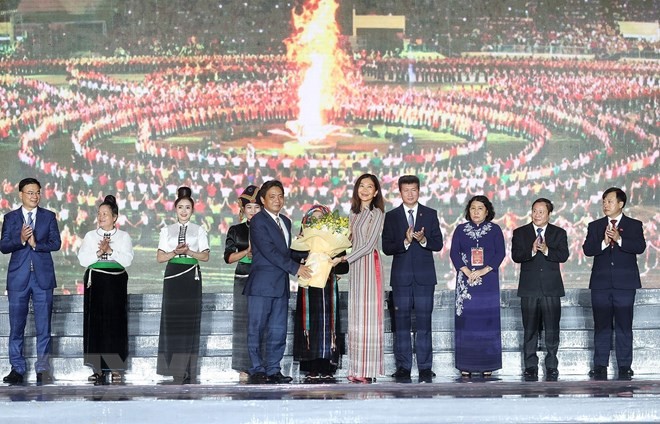 Lễ đón nhận Bằng của UNESCO ghi danh ‘Nghệ thuật Xòe Thái’ vào danh sách di sản văn hóa phi vật thể đại diện của nhân loại Lễ đón nhận Bằng của UNESCO ghi danh ‘Nghệ thuật Xòe Thái’ vào danh sách di sản văn hóa phi vật thể đại diện của nhân loại