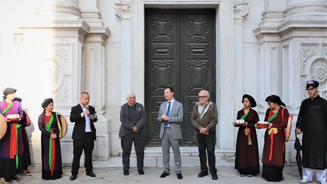 Triển lãm ảnh 'Một thoáng Việt Nam tại Venice' chinh phục bạn bè Italy