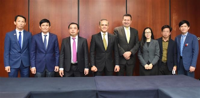 Đoàn đại biểu Đảng ta gặp gỡ các Thượng nghị sỹ đảng PRD. (Nguồn: TTXVN)