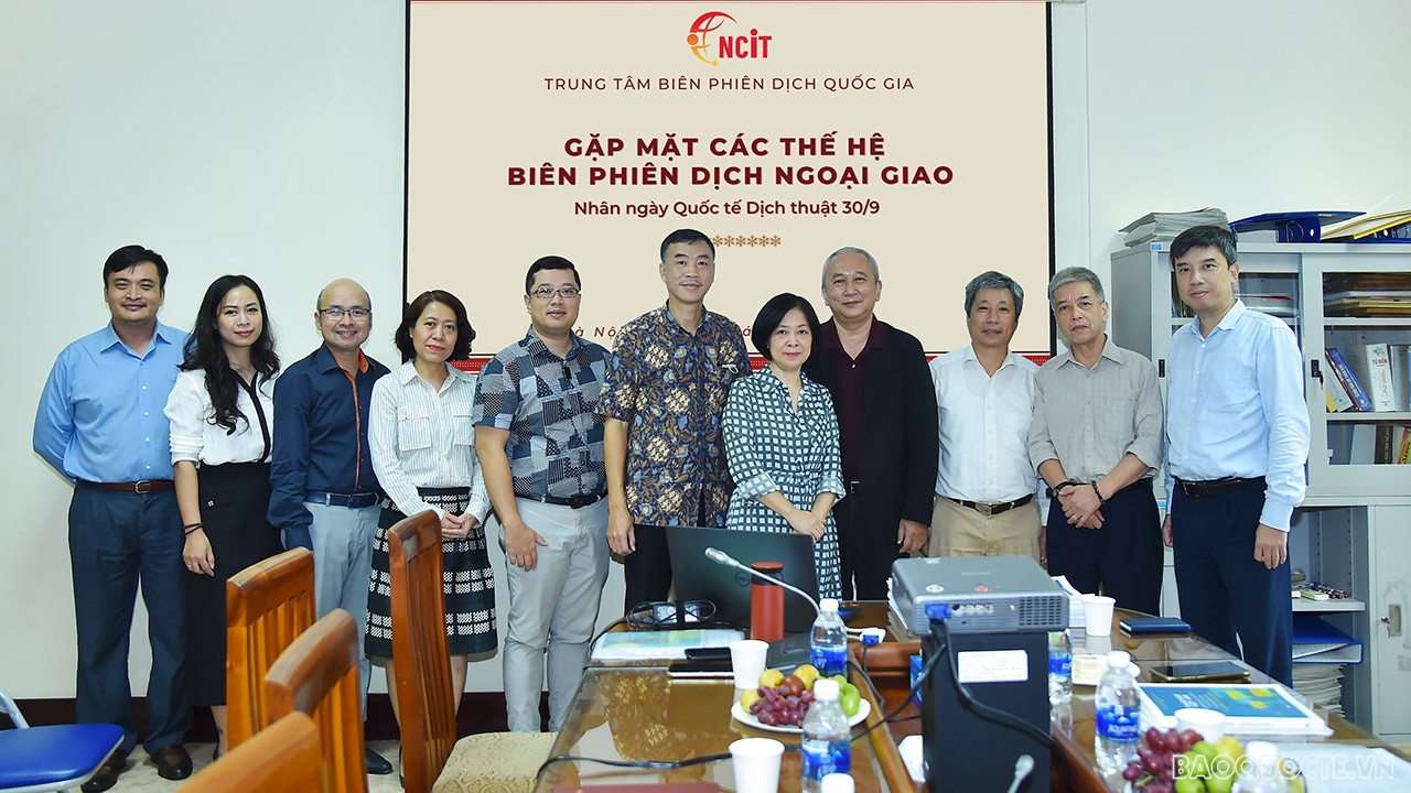 Các cán bộ lãnh đạo Trung tâm Biên Phiên dịch quốc gia, Bộ Ngoại giao và các diễn giả khách mời tham dự sự kiện Gặp mặt các thế hệ biên phiên dịch ngoại giao qua các thời kỳ.