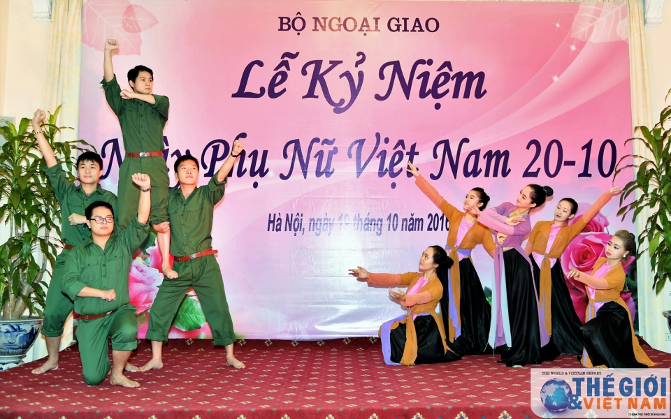 chuc mung nhung doa hoa cua nganh ngoai giao