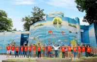 tranh hoa sen o san bay noi bai doat huy chuong vang thiet ke quoc te