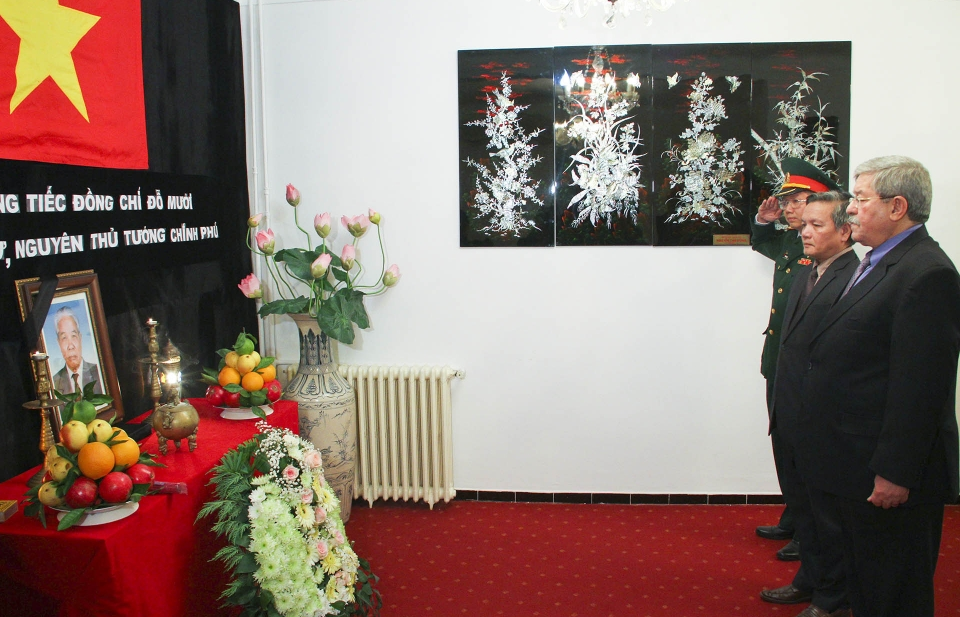 Thủ tướng Algeria viếng cố Tổng Bí thư Đỗ Mười