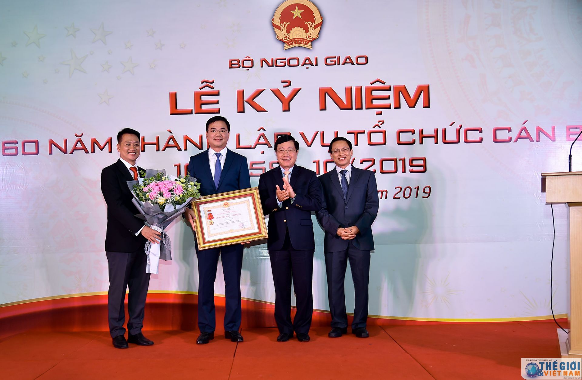 vu to chuc can bo don nhan huan chuong lao dong hang nhat dip ky niem 60 nam