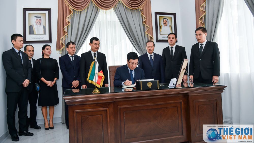 Phó Thủ tướng Phạm Bình Minh ghi sổ tang, viếng Quốc vương Kuwait từ trần