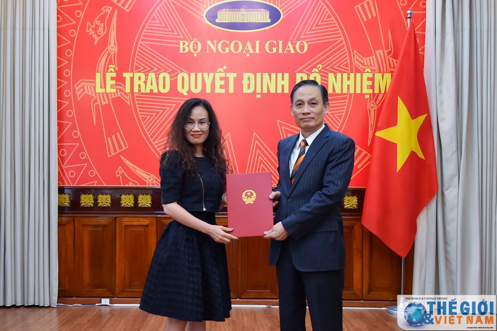 Thứ trưởng Ngoại giao Lê Hoài Trung trao quyết định bổ nhiệm, điều động cán bộ cấp Vụ