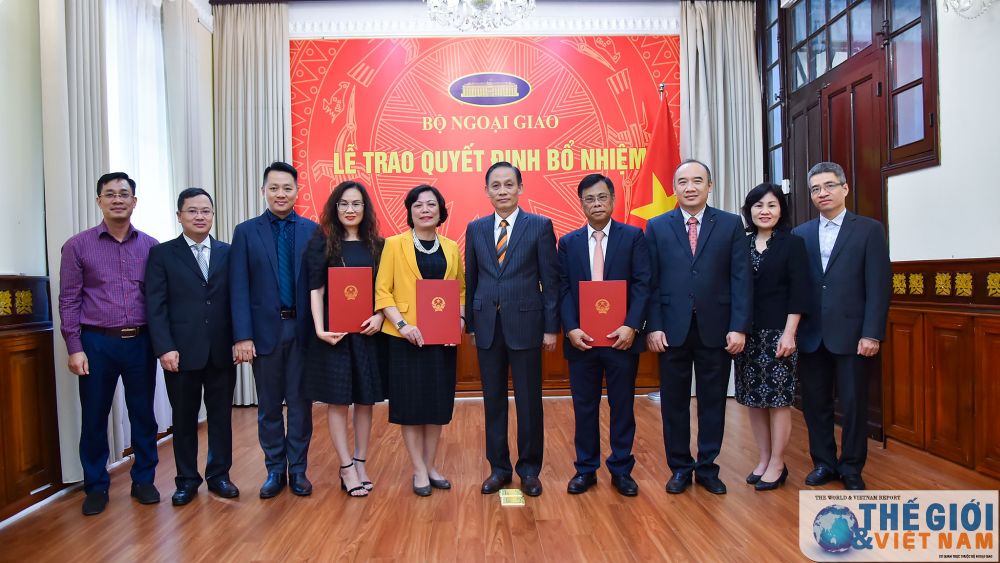 Thứ trưởng Ngoại giao Lê Hoài Trung trao quyết định bổ nhiệm, điều động cán bộ cấp Vụ