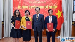 Thứ trưởng Ngoại giao Lê Hoài Trung trao quyết định bổ nhiệm, điều động cán bộ cấp Vụ