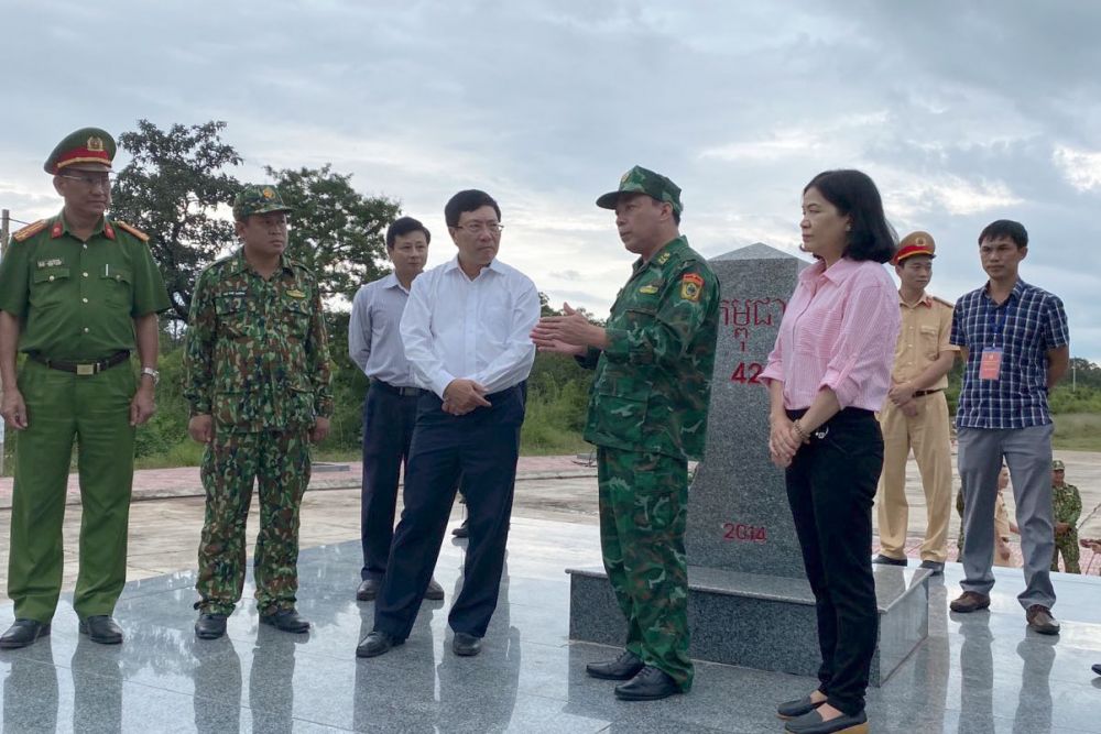 Phó Thủ tướng Phạm Bình Minh kiểm tra tình hình biên giới Cửa khẩu Đắk Ruê, tỉnh Đắk Lắk