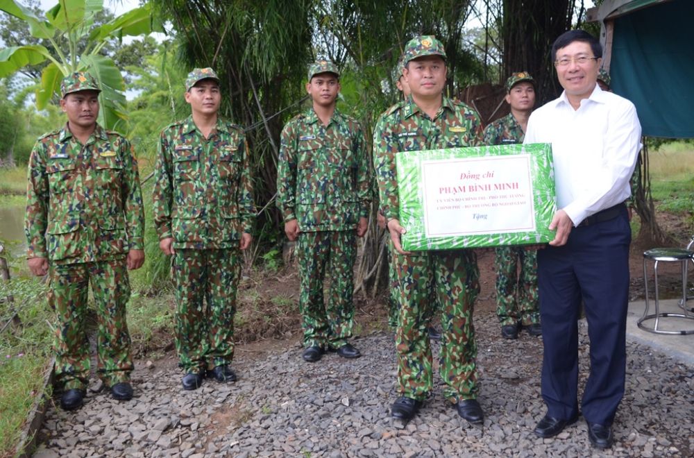 Phó Thủ tướng Phạm Bình Minh kiểm tra tình hình biên giới Cửa khẩu Đắk Ruê, tỉnh Đắk Lắk