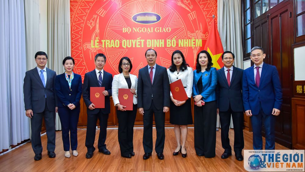 Tham dự buổi lễ trao quyết định còn có lãnh đạo các đơn vị có liên quan của Bộ Ngoại giao. Thứ trưởng Ngoại giao Nguyễn Quốc Dũng trao quyết định phân công cán bộ cấp Vụ