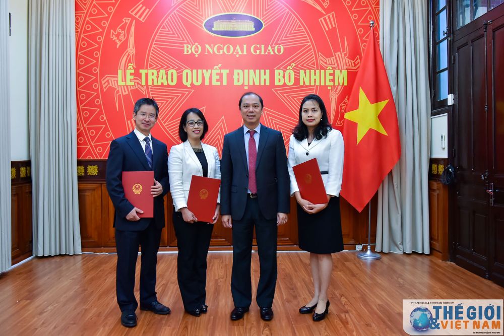 Thứ trưởng mong muốn các cán bộ mới được phân công công tác mới sẽ nỗ lực hết sức mình xây dựng tập thể đơn vị đoàn kết, tiếp tục đóng góp hoàn thành nhiệm vụ chung của Bộ. Thứ trưởng Ngoại giao Nguyễn Quốc Dũng trao quyết định phân công cán bộ cấp Vụ