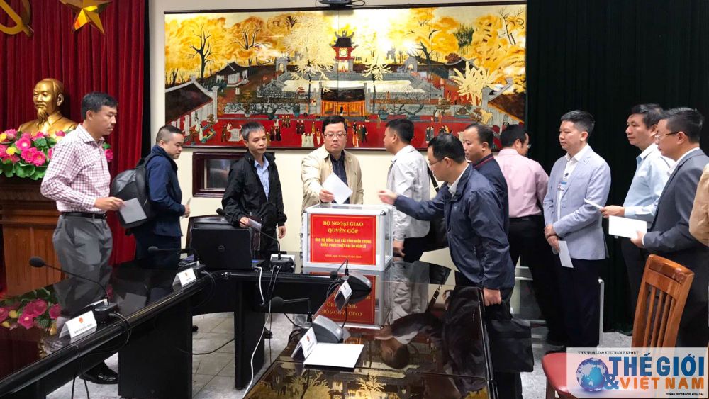 Bộ Ngoại giao quyên góp ủng hộ đồng bào các tỉnh miền Trung khắc phục hậu quả của mưa lũ