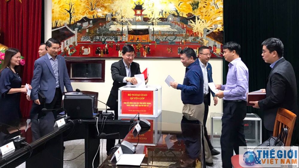 Bộ Ngoại giao quyên góp ủng hộ đồng bào các tỉnh miền Trung khắc phục hậu quả của mưa lũ