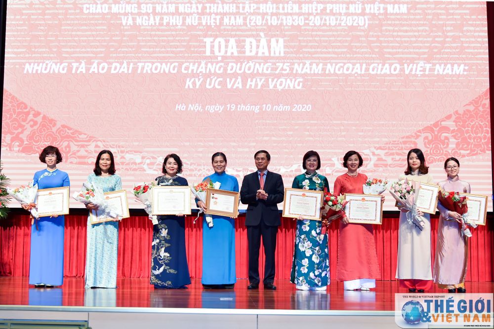 Toàn cảnh Lễ kỷ niệm 90 năm ngày Phụ nữ Việt Nam của Bộ Ngoại giao