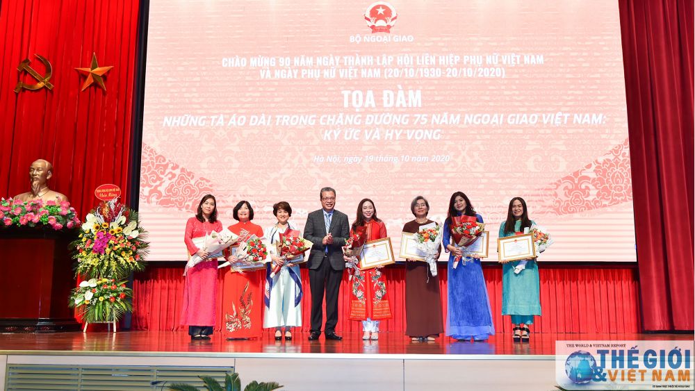 Toàn cảnh Lễ kỷ niệm 90 năm ngày Phụ nữ Việt Nam của Bộ Ngoại giao