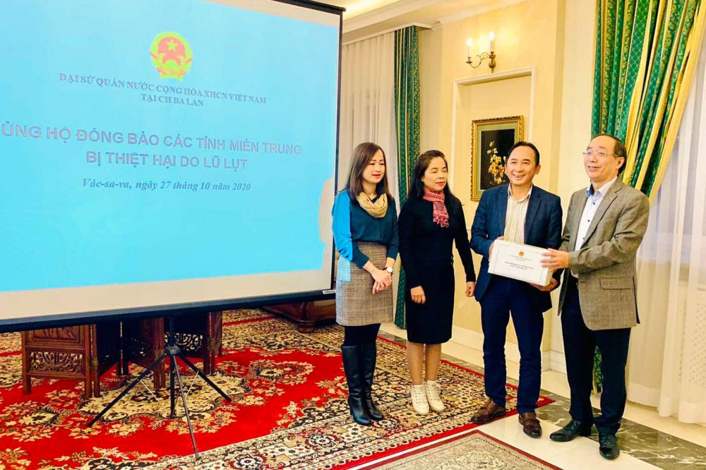 Đại sứ quán và cộng đồng người Việt tại Ba Lan quyên góp ủng hộ đồng bào miền Trung bị lũ lụt Đại sứ quán và cộng đồng người Việt tại Ba Lan quyên góp ủng hộ đồng bào miền Trung bị lũ lụt