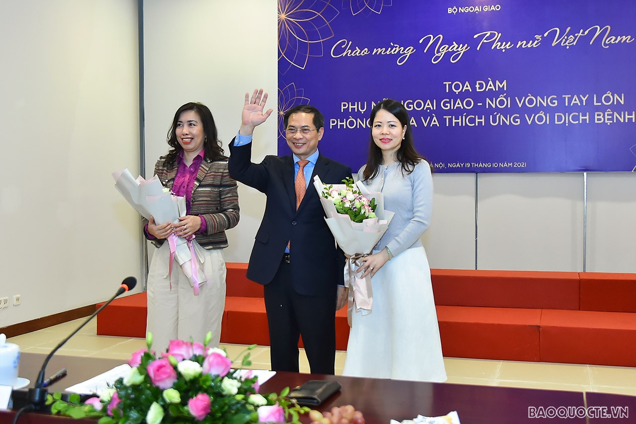 Phụ nữ ngoại giao: Hoa nở giữa đại dịch