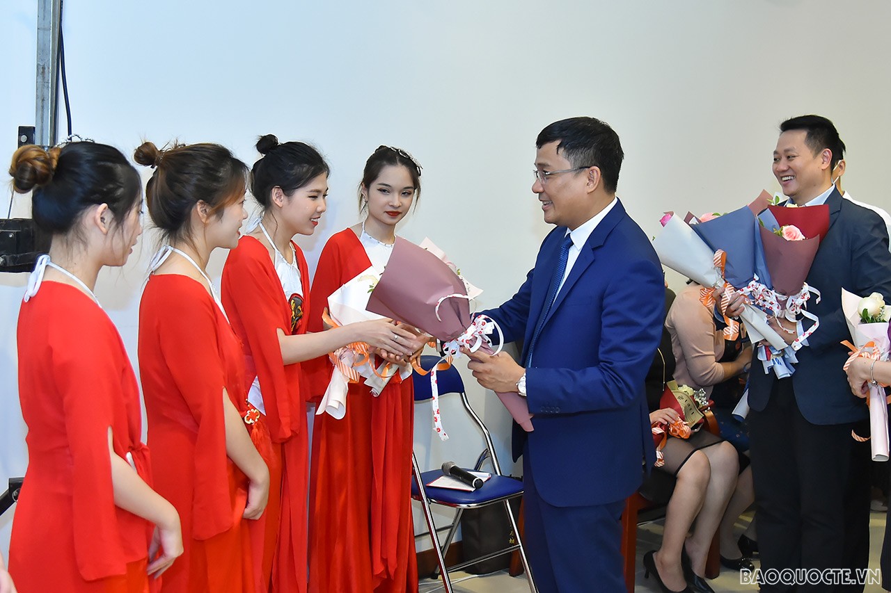 Bộ Ngoại giao tưng bừng kỷ niệm Ngày Phụ nữ Việt Nam 20/10 Bộ Ngoại giao tưng bừng kỷ niệm Ngày Phụ nữ Việt Nam 20/10