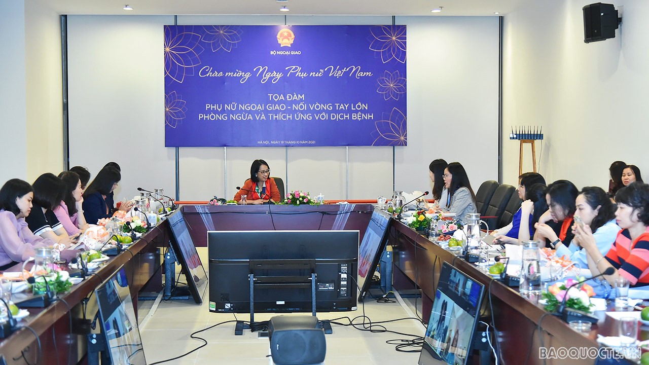 Ngay sau phần lễ Ban Nữ công đã tổ chức Tọa đàm với chủ đề “Phụ nữ Ngoại giao - Nối vòng tay lớn - Phòng ngừa và thích ứng với đại dịch” với sự tham dự của các cán bộ nữ ngoại giao trong và ngoài nước. Ngay sau phần lễ Ban Nữ công đã tổ chức Tọa đàm với chủ đề “Phụ nữ Ngoại giao - Nối vòng tay lớn - Phòng ngừa và thích ứng với đại dịch” với sự tham dự của các cán bộ nữ ngoại giao trong và ngoài nước.