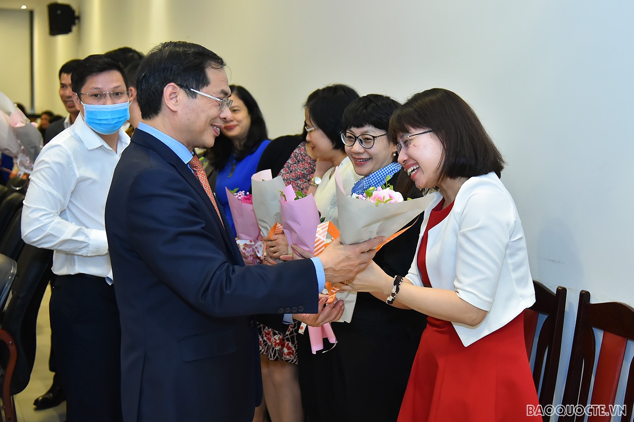 Toàn cảnh Lễ kỷ niệm Ngày Phụ nữ Việt Nam 20/10 của Bộ Ngoại giao qua ảnh Toàn cảnh Lễ kỷ niệm Ngày Phụ nữ Việt Nam 20/10 của Bộ Ngoại giao qua ảnh