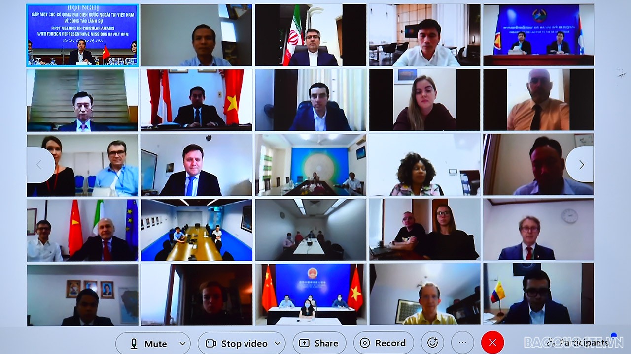 Chiều ngày 26/10, tại Hà Nội, Thứ trưởng Ngoại giao Tô Anh Dũng chủ trì Hội nghị gặp mặt các Cơ quan đại diện nước ngoài tại Việt Nam nhằm cập nhật chính sách lãnh sự cho cơ quan đại diện nước ngoài trong bối cảnh dịch Covid-19. (Ảnh: Tuấn Anh) Chiều ngày 26/10, tại Hà Nội, Thứ trưởng Ngoại giao Tô Anh Dũng chủ trì Hội nghị gặp mặt các Cơ quan đại diện nước ngoài tại Việt Nam nhằm cập nhật chính sách lãnh sự cho cơ quan đại diện nước ngoài trong bối cảnh dịch Covid-19. (Ảnh: Tuấn Anh)