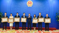 Trao tặng Bằng khen của Thủ tướng cho năm Chủ tịch ASEAN 2020