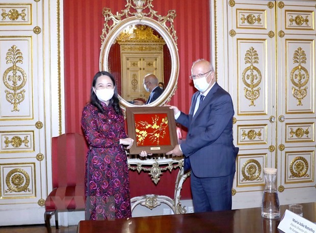 Phó Chủ tịch nước Võ Thị Ánh Xuân tặng quà lưu niệm Bộ trưởng Ngoại giao Bồ Đào Nha. (Ảnh: Phương Hoa/TTXVN)