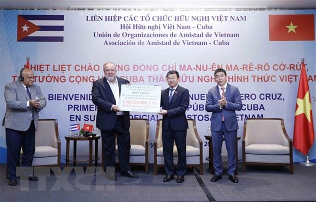 Ông Vũ Hải Hà, Chủ nhiệm Ủy ban Đối ngoại của Quốc hội, Chủ tịch Nhóm Nghị sỹ hữu nghị Việt Nam-Cuba, Chủ tịch Hội hữu nghị Việt Nam-Cuba trao quà tặng ủng hộ nhân dân Cuba.
