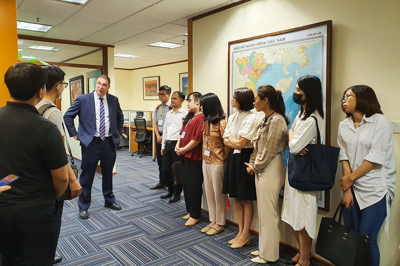 Các cán bộ mới được tuyển dụng khóa bồi dưỡng tiền công vụ năm 2022 của Bộ Ngoại giao Tham quan Văn phòng Quỹ tiền tệ quốc tế (IMF).