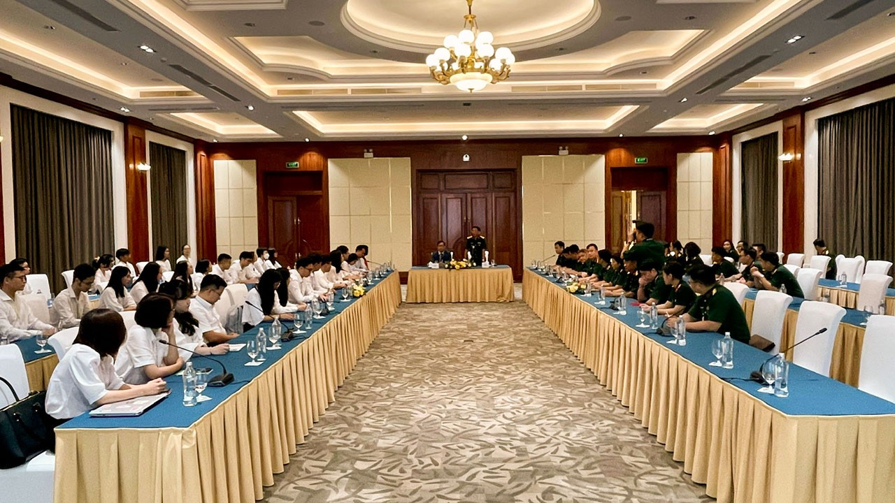 các cán bộ mới được tuyển dụng khóa bồi dưỡng tiền công vụ năm 2022 của Bộ Ngoại giao thăm Cục Đối ngoại, Bộ Quốc phòng.