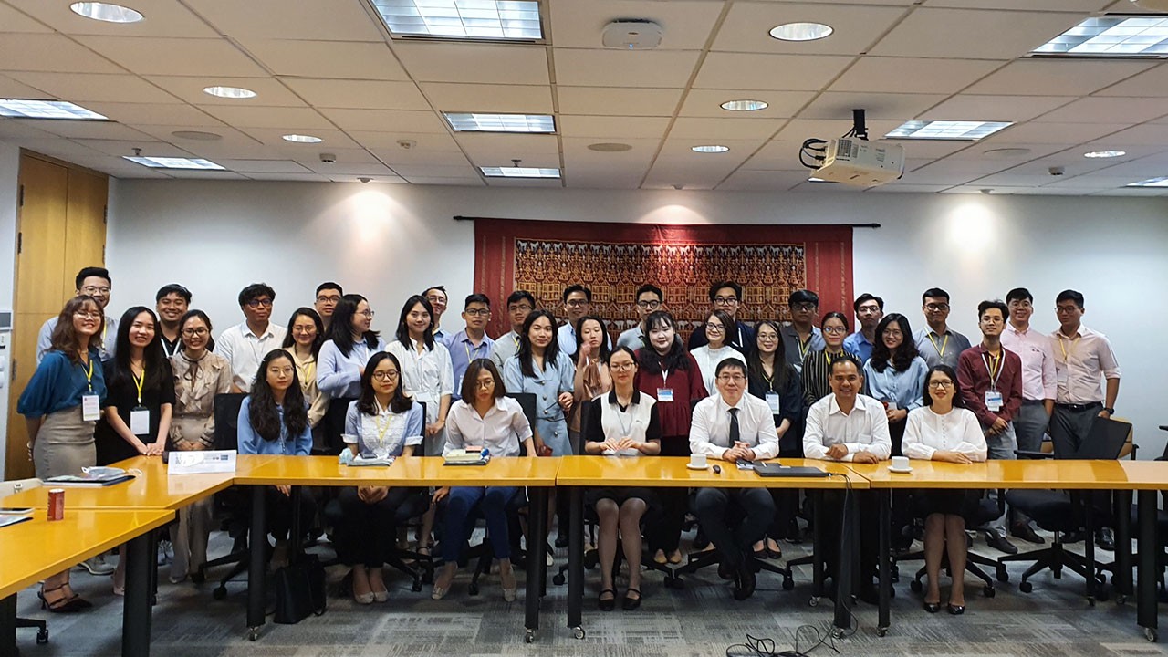 Các cán bộ mới được tuyển dụng khóa bồi dưỡng tiền công vụ năm 2022 của Bộ Ngoại giao Tham quan Ngân hàng thế giới (WB).