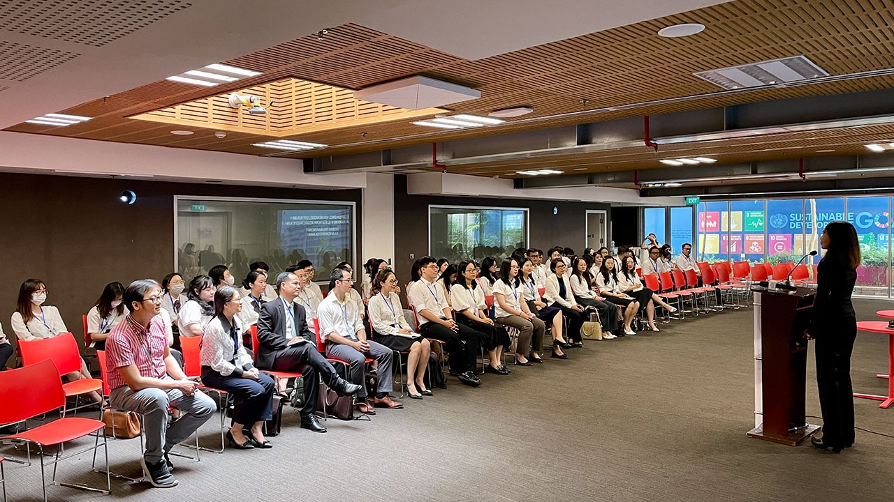 Các cán bộ mới được tuyển dụng khóa bồi dưỡng tiền công vụ năm 2022 của Bộ Ngoại giao Tham quan Văn phòng Liên hợp quốc.