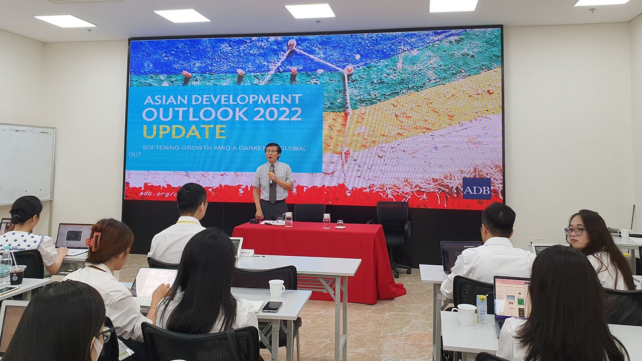 Các cán bộ mới được tuyển dụng khóa bồi dưỡng tiền công vụ năm 2022 của Bộ Ngoại giao trao đổi với chuyên gia kinh tế trưởng Ngân hàng phát triển châu Á (ADB) tại Hà Nội.