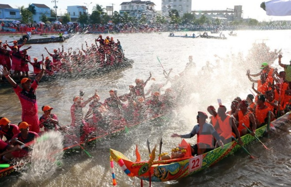 Tưng bừng Lễ hội đua ghe Ngo đồng bào Khmer Sóc Trăng 2016