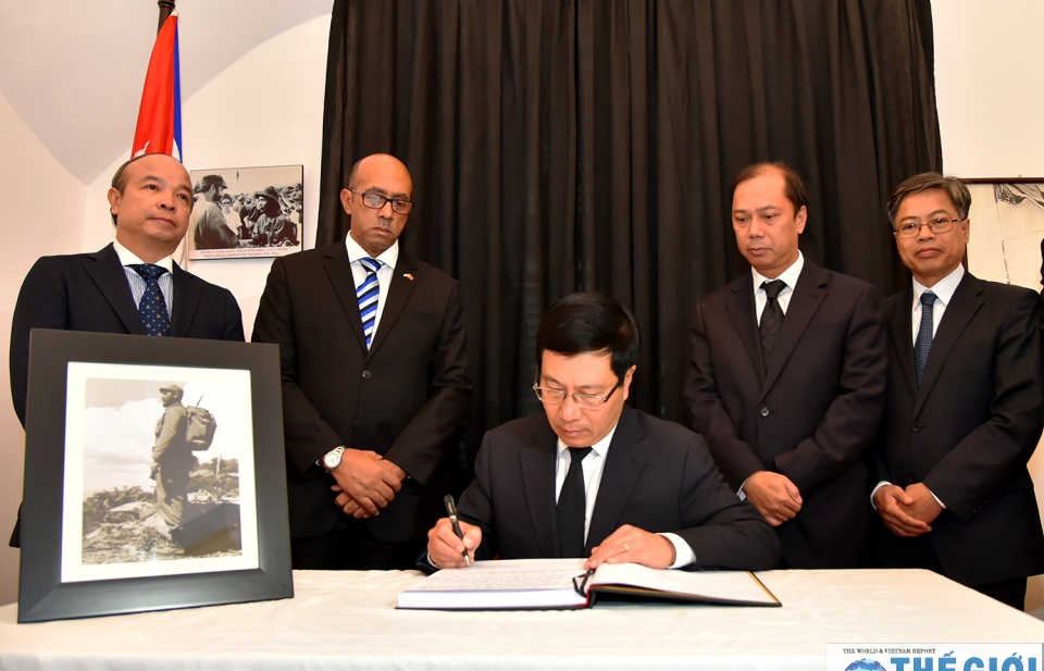 Phó Thủ tướng, Bộ trưởng Ngoại giao Phạm Bình Minh viếng Chủ tịch Cuba Fidel Castro