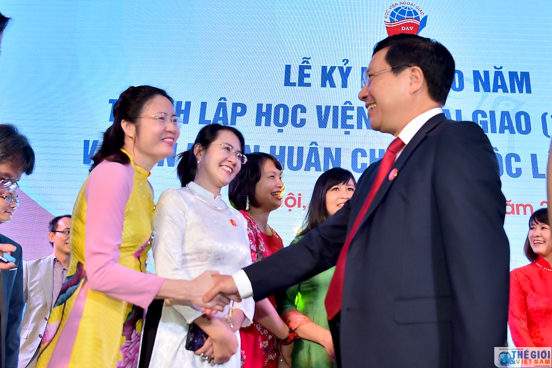 toan canh hoc vien ngoai giao ky nie m 60 nam tha nh la p qua anh