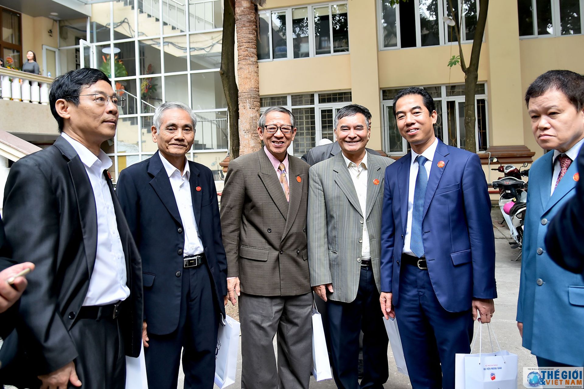 toan canh hoc vien ngoai giao ky nie m 60 nam tha nh la p qua anh